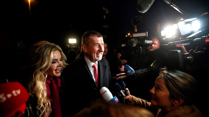 Prezidentské volby 2023: Příjezd Andreje Babiše s manželkou Monikou do volebního štábu. (14.1.2023)