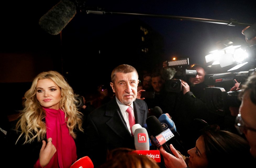 Prezidentské volby 2023:  Příjezd Andreje Babiše s manželkou Monikou do volebního štábu.