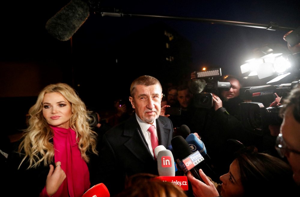 Prezidentské volby 2023:  Příjezd Andreje Babiše s manželkou Monikou do volebního štábu. (14.1.2023)