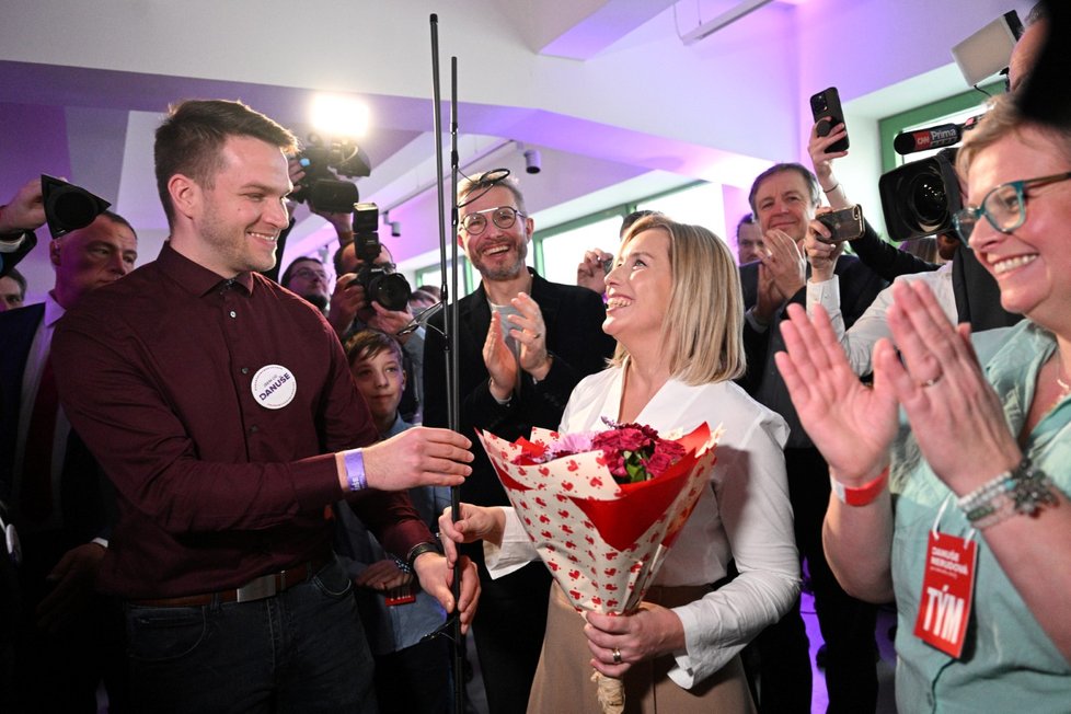 Prezidentské volby 2023: Danuše Nerudová s rodinou ve svém volebním štábu. (14.1.2023)
