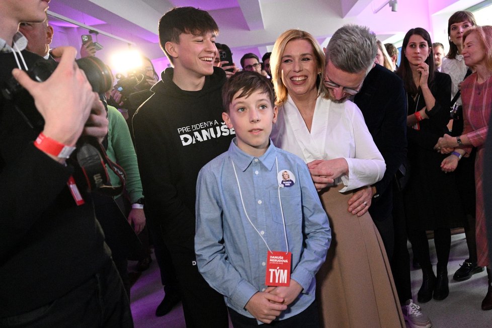 Prezidentské volby 2023: Danuše Nerudová s rodinou ve svém volebním štábu (14. 1. 2023)