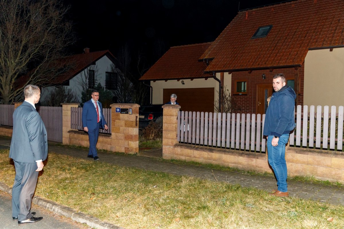 Zvoleného prezidenta Petra Pavla doprovodila domů do Černoučku ochranka. (29.1.2023)