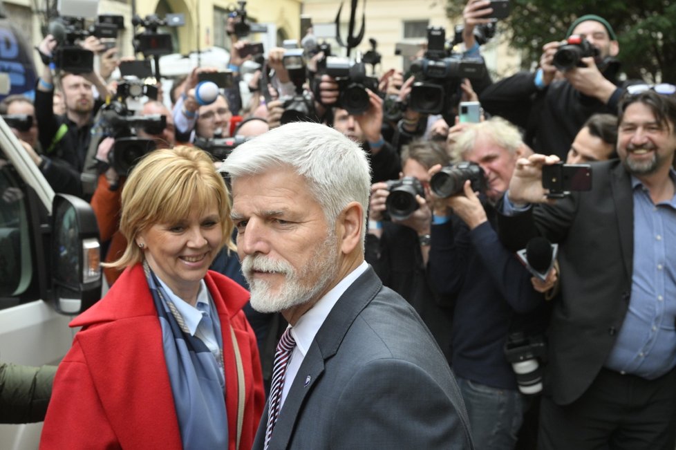 Prezidentské volby 2023: Petr Pavel s manželkou Evou při příchodu do volebního štábu. (14.1.2023)