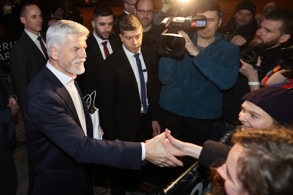 Zvolený prezident Petr Pavel se při odchodu ze štábu zdravil a fotil se svými příznivci. (28.1.2023)