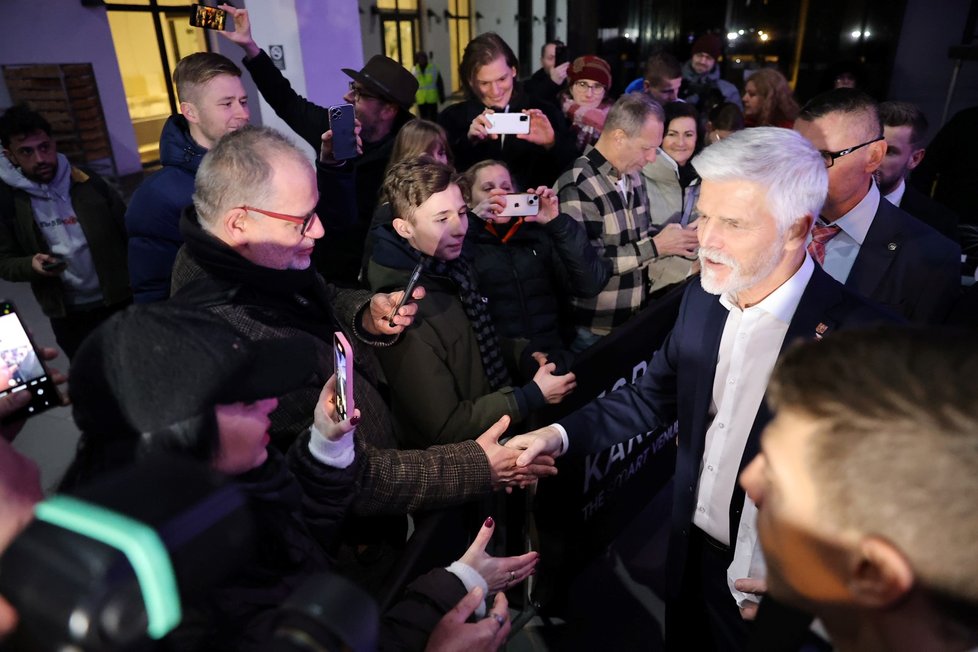 Zvolený prezident Petr Pavel se při odchodu ze štábu zdravil a fotil se svými příznivci. (28.1.2023)