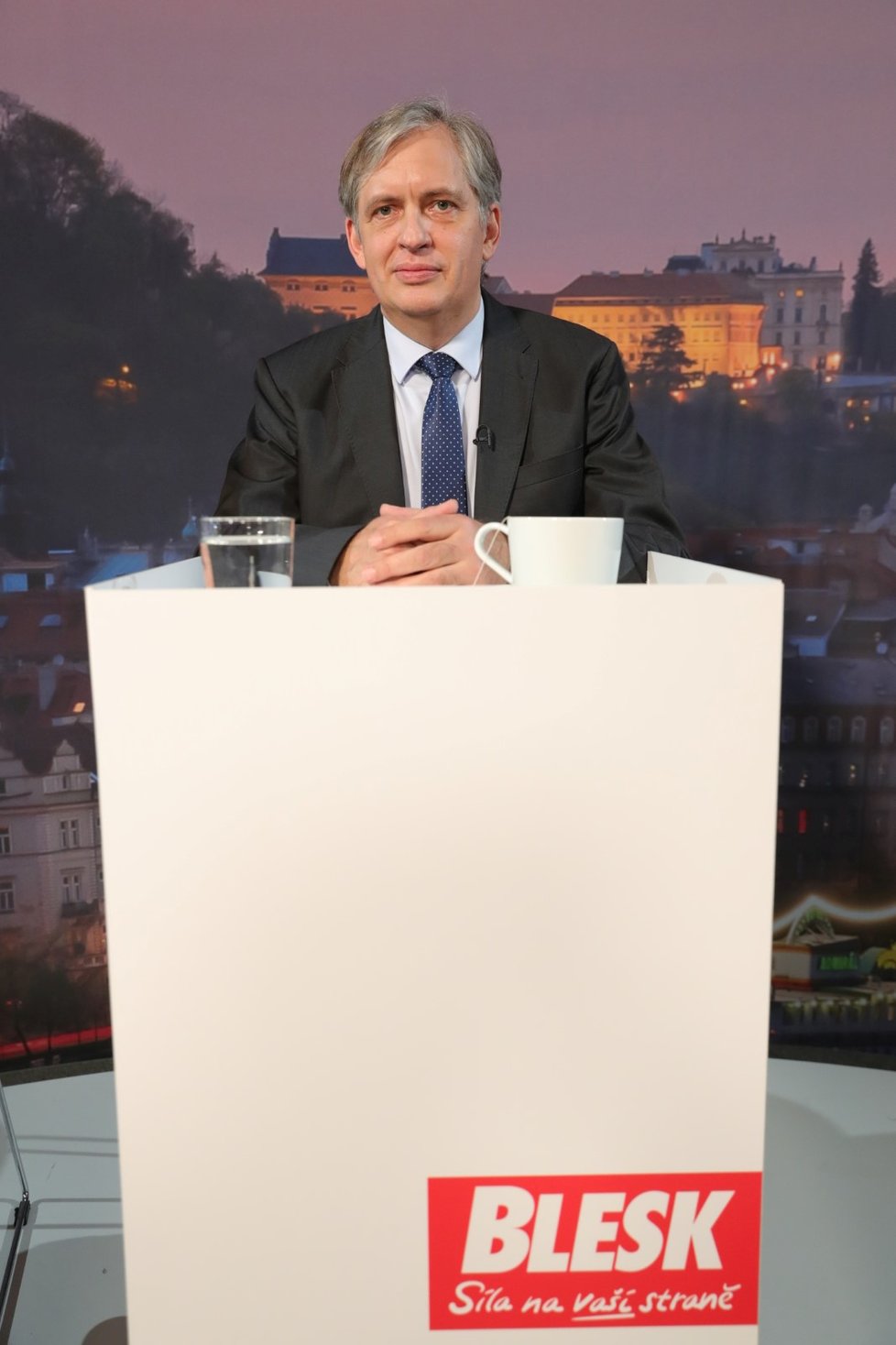 Jiří Dienstbier ve volebním studiu Blesku.