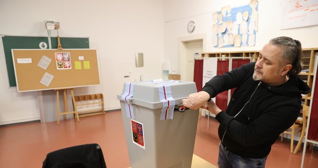 Volby do Evropského parlamentu 2024: Jak si zařídit voličský průkaz a kde s ním jde volit?