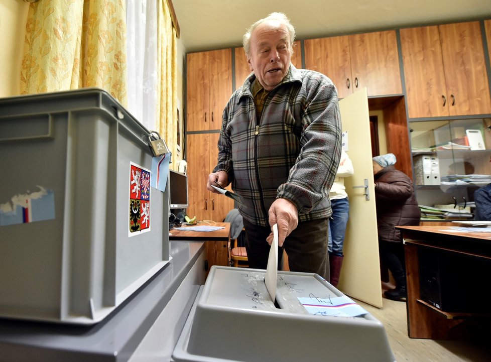 Otevřely se volební místnosti, Češi si začali volit příštího prezidenta.