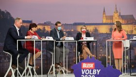 Debata Blesku o školství: Zleva Petr Gazdík (STAN), Alena Nohavová (KSČM), Jiří Nantl (ODS), Jana Mračková Vildumetzová (ANO) a moderátorka Sabina Dračková (17. 9. 2020)