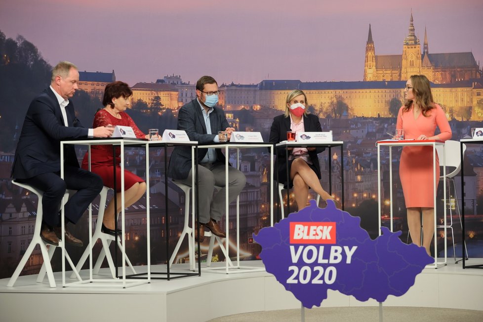 Debata Blesku o školství: Zleva Petr Gazdík (STAN), Alena Nohavová (KSČM), Jiří Nantl (ODS), Jana Mračková Vildumetzová (ANO) a moderátorka Sabina Dračková (17. 9. 2020)