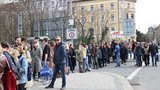 Rusové stáli frontu na volby v Praze. Moskva viní Ukrajinu z terorismu, odvolil i Kadyrov