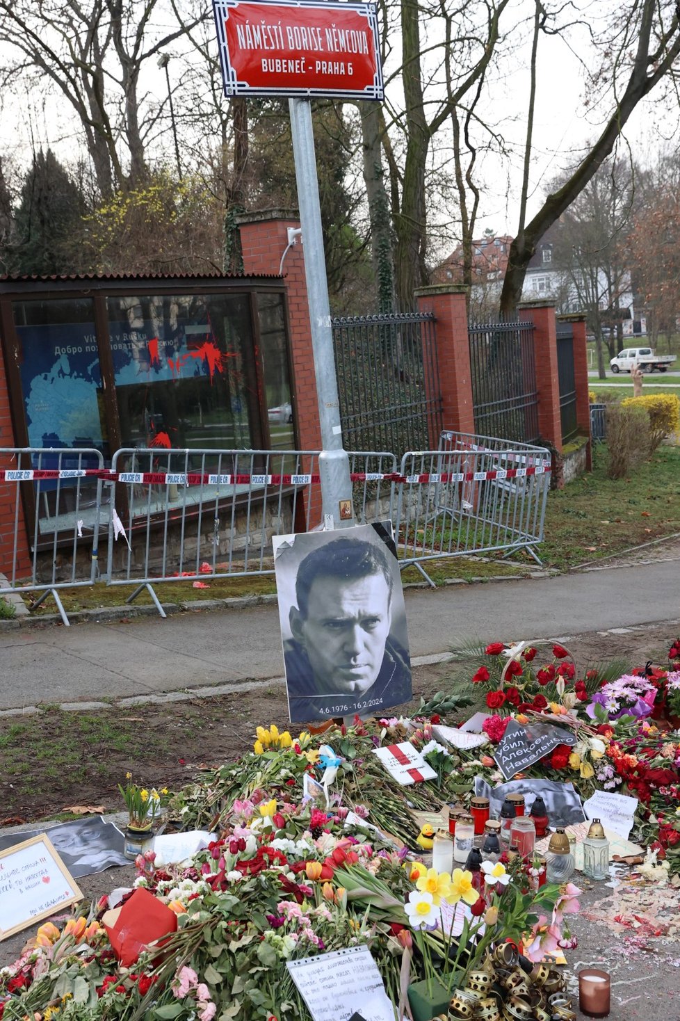 Připomínka Navalného před ruskou ambasádou v Praze během voleb ruského prezidenta (15. 3. 2024)