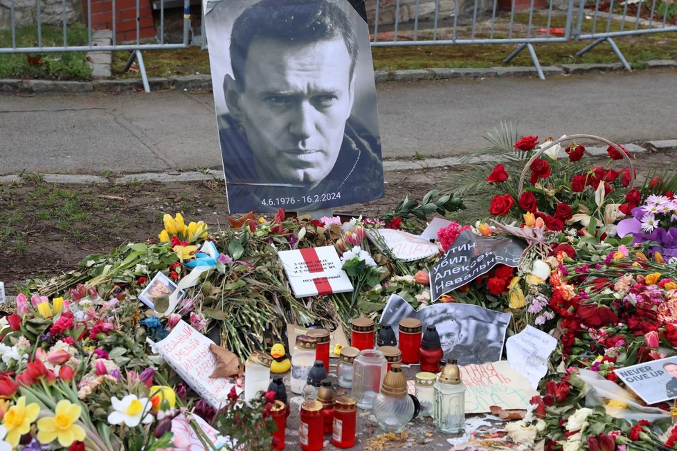 Připomínka Navalného před ruskou ambasádou v Praze během voleb ruského prezidenta (15. 3. 2024)