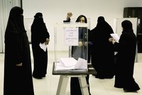 Šejkové, třeste se. V zemi práva šaría do politiky poprvé promluví ženy