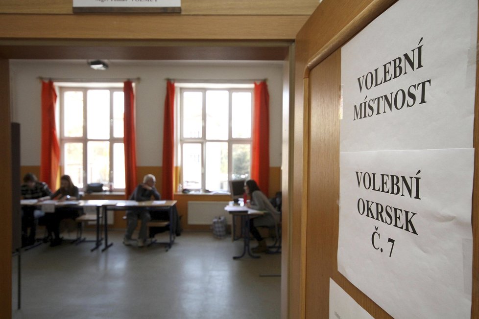Prázdná volební místnost při opakování senátních voleb na Mostecku. Leden 2017.