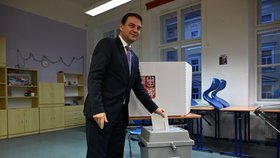 Ministr zahraničí Petr Macinka u druhého kola senátních voleb.