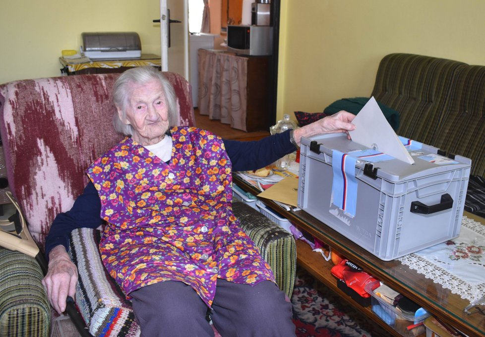 Marie Macáková (102) z Čilé na Rokycansku volila jak v obecních, tak senátních volbách.