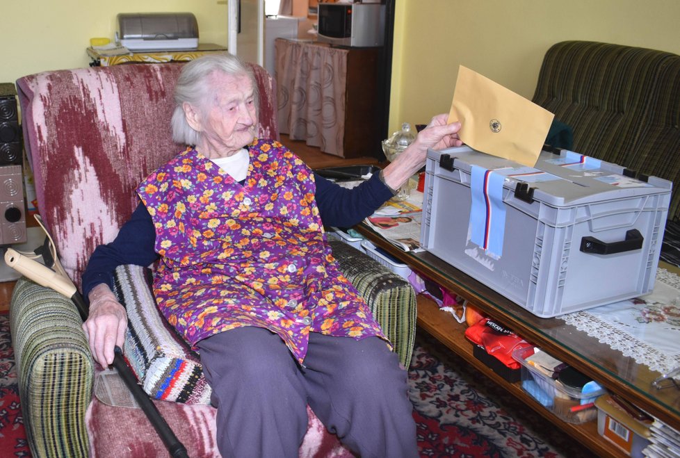 Marie Macáková (102) z Čilé na Rokycansku volila jak v obecních, tak senátních volbách.