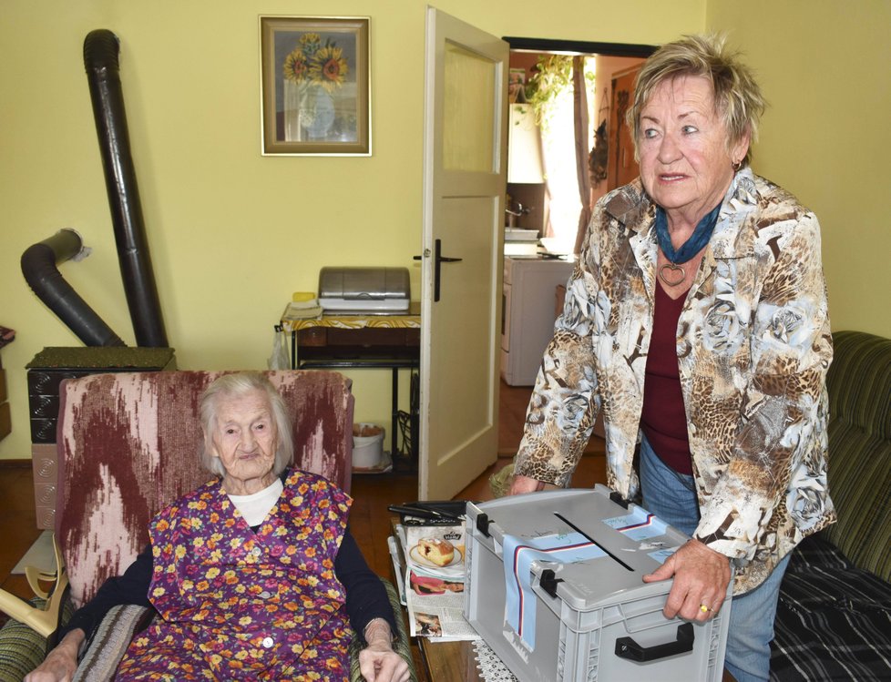 Marie Macáková (102) se již hůře pohybuje, volila proto doma. Na snímku s předsedkyní volební komise Zdeňkou Srpovou.