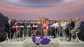 Školy v době koronaviru: Ředitelé napínají síly, školáci mají roušky a co politici?