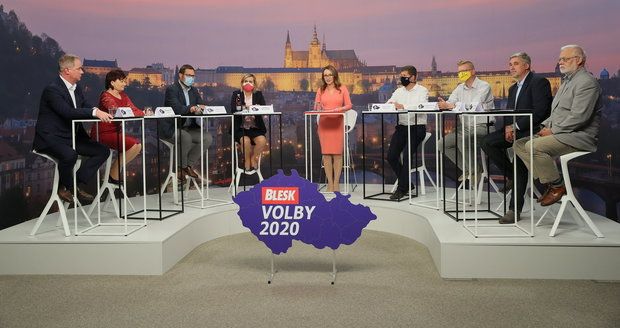 Roušky ve třídách jsou nesmysl? V debatě Blesku to vláda schytala i za „alibismus“ 