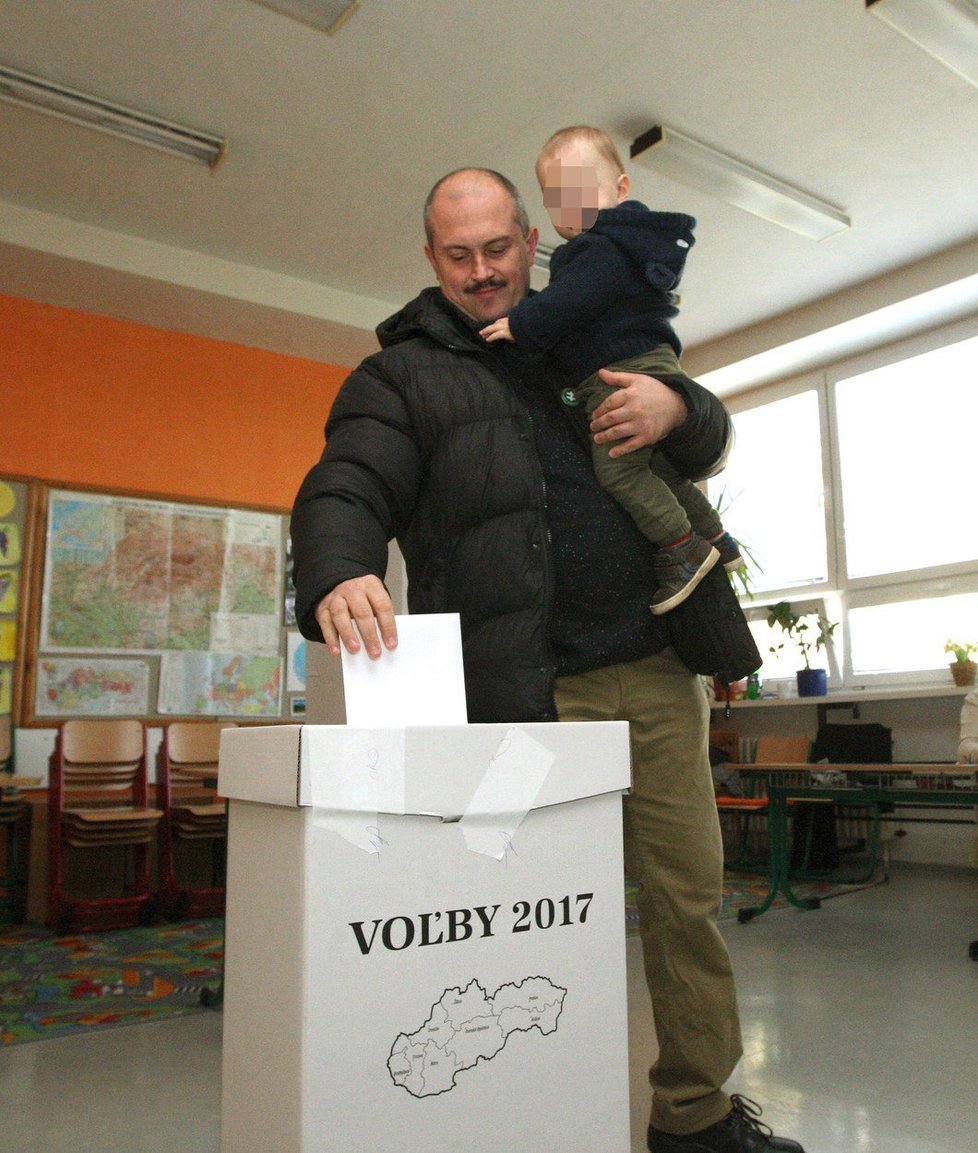 V sobotních komunálních volbách na Slovensku stejně jako před čtyřmi lety uspěli hlavně nezávislí kandidáti. Z politických stran nejlepšího výsledku opět dosáhli vládní sociální demokraté (Směr-SD) expremiéra Roberta Fica.