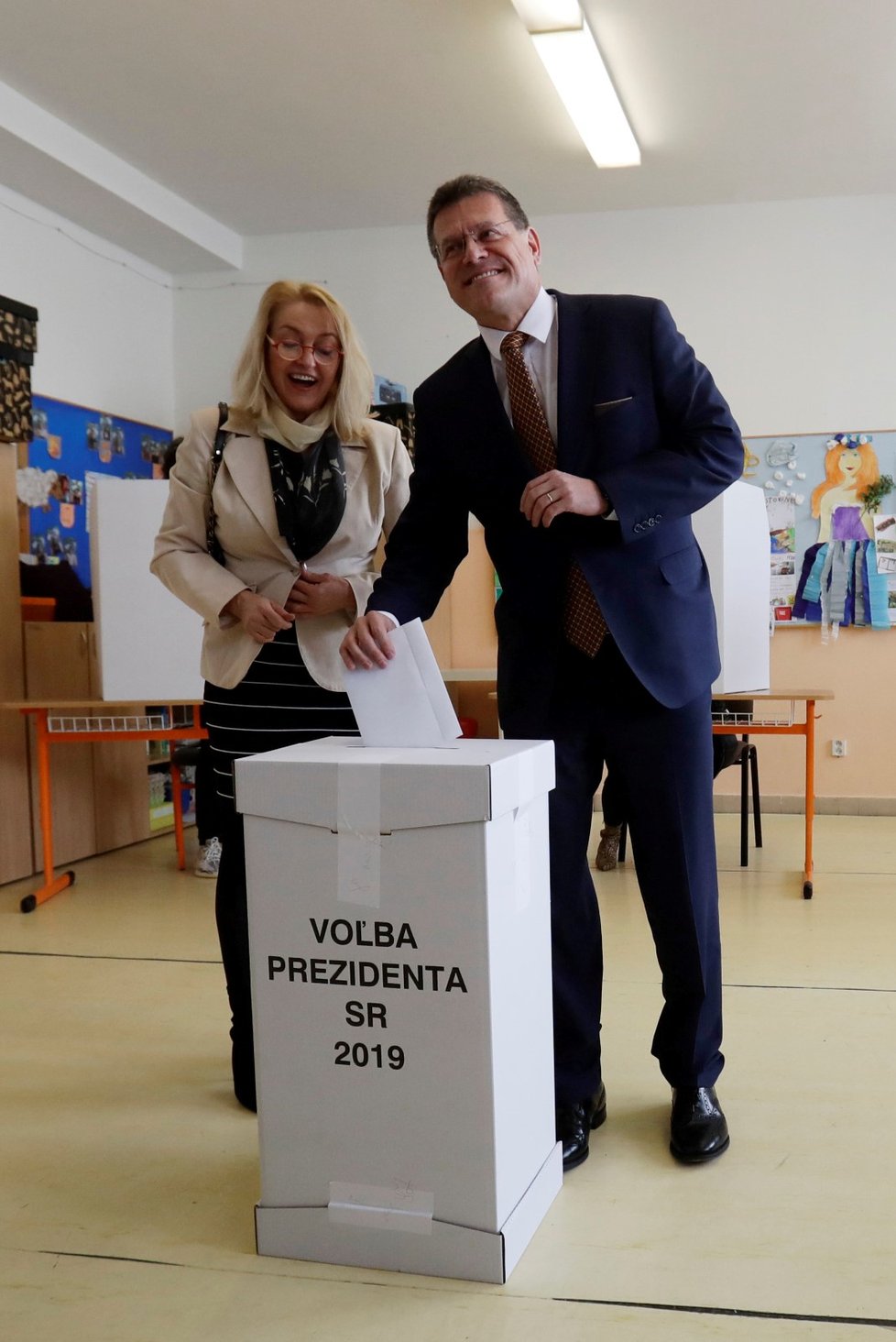 Prezidentské volby na Slovensku: Maroš Šefčovič ve volební místnosti (16. 3. 2019)