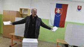 Parlamentní volby 5. března na Slovensku. Jeden z voličů na Základní škole Andreje Kubiny v Trnavě.