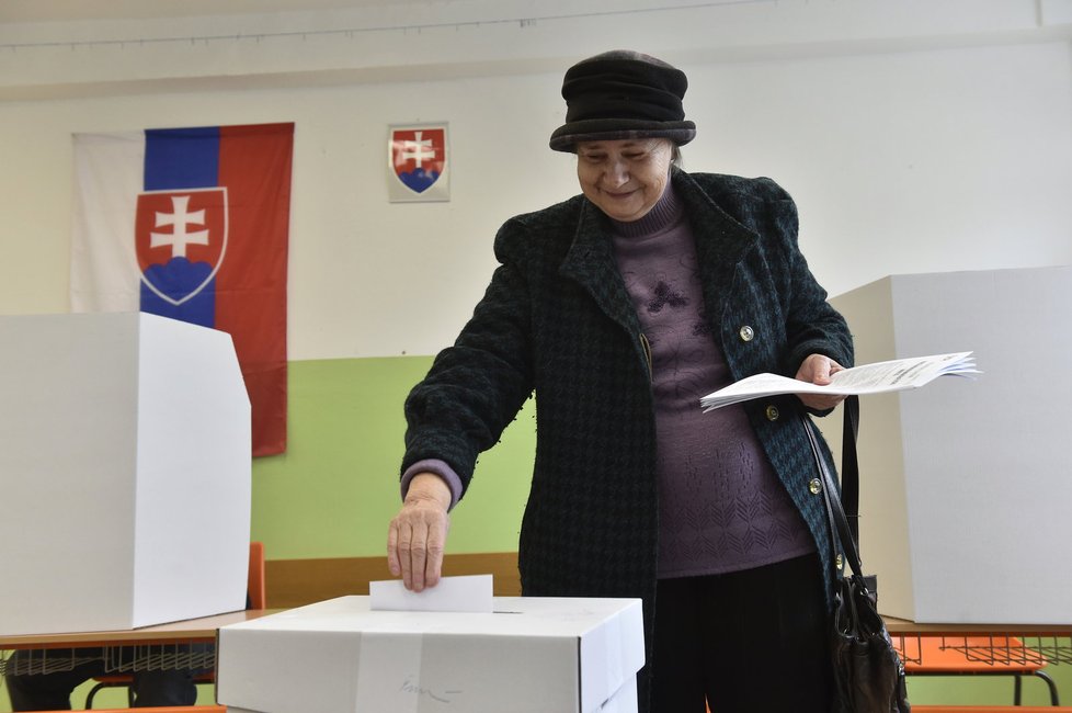 Parlamentní volby se konaly 5. března na Slovensku. Na snímku volební místnost v Bratislavě.