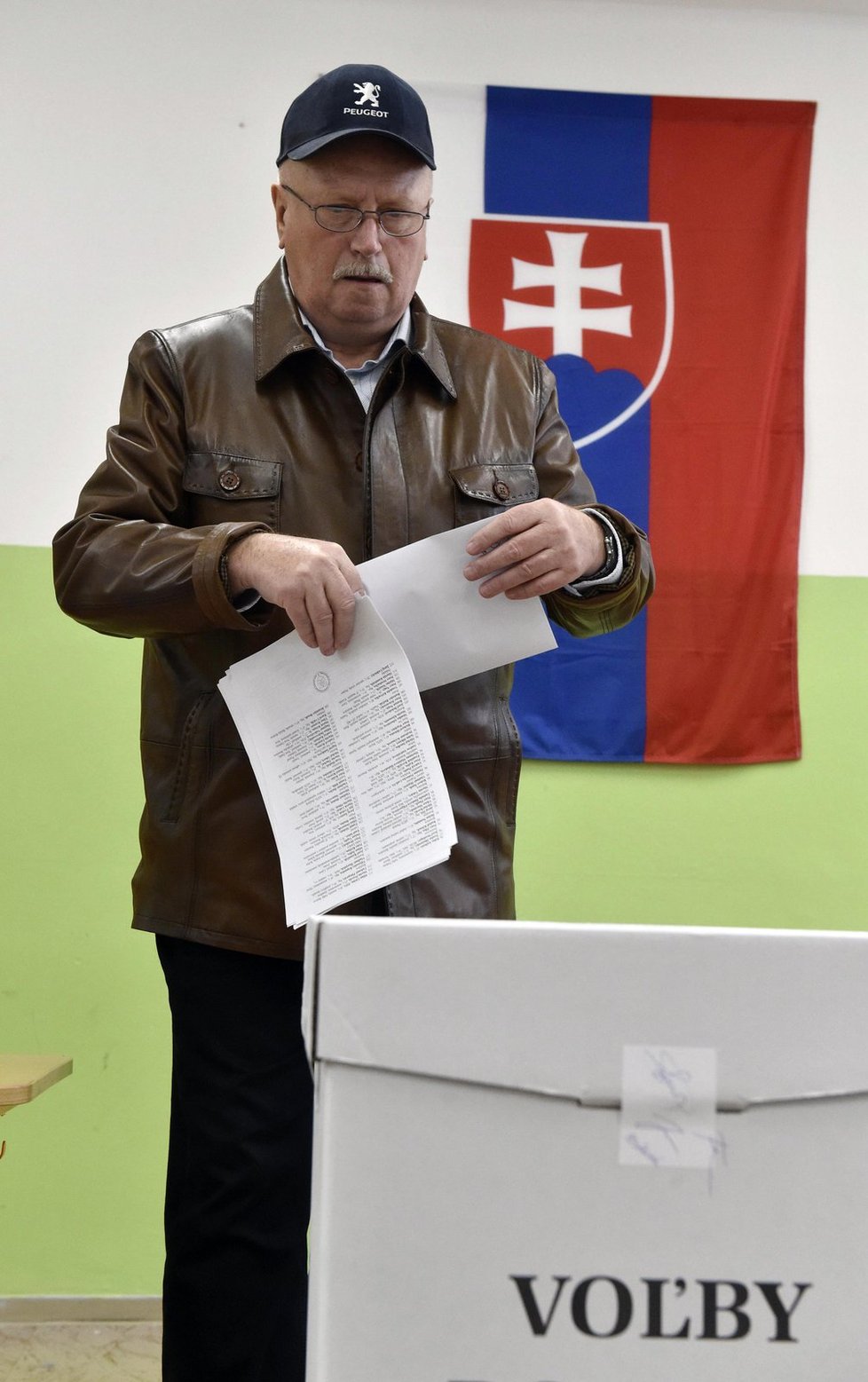 Parlamentní volby 5. března na Slovensku. Volební místnost v Trnavě.
