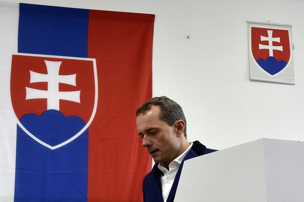 Parlamentní volby 5. března na Slovensku. Předseda strany Síť (Sieť) Radoslav Procházka volil na Základní škole Andreje Kubiny v Trnavě.