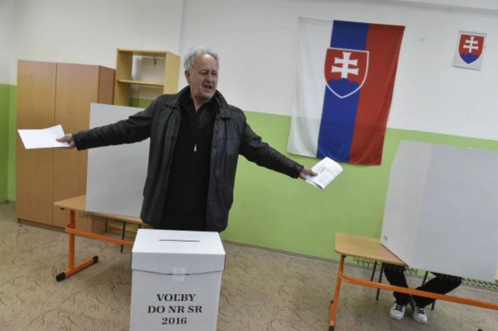 Parlamentní volby 5. března na Slovensku. Jeden z voličů na Základní škole Andreje Kubiny v Trnavě.