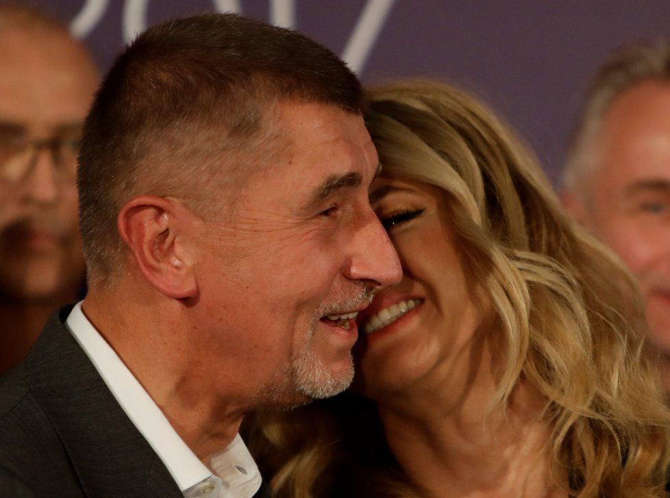 Andrej Babiš s manželkou Monikou loni po vítězství ve volbách  při oslavě ve štábu ANO.