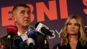 Andrej a Monika Babišovi při vítězné tiskovce ANO ve volbách