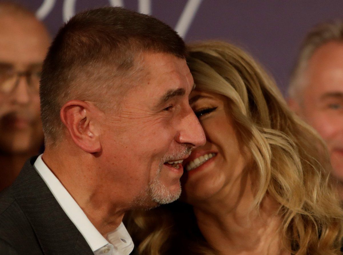 Andrej Babiš s manželkou Monikou při vítězném proslovu po volbách 2017