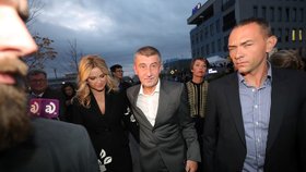 Andrej Babiš s manželkou Monikou dorazili do volebního štábu ANO až v podvečer.