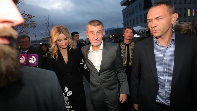 Andrej Babiš s manželkou Monikou dorazili do volebního štábu ANO