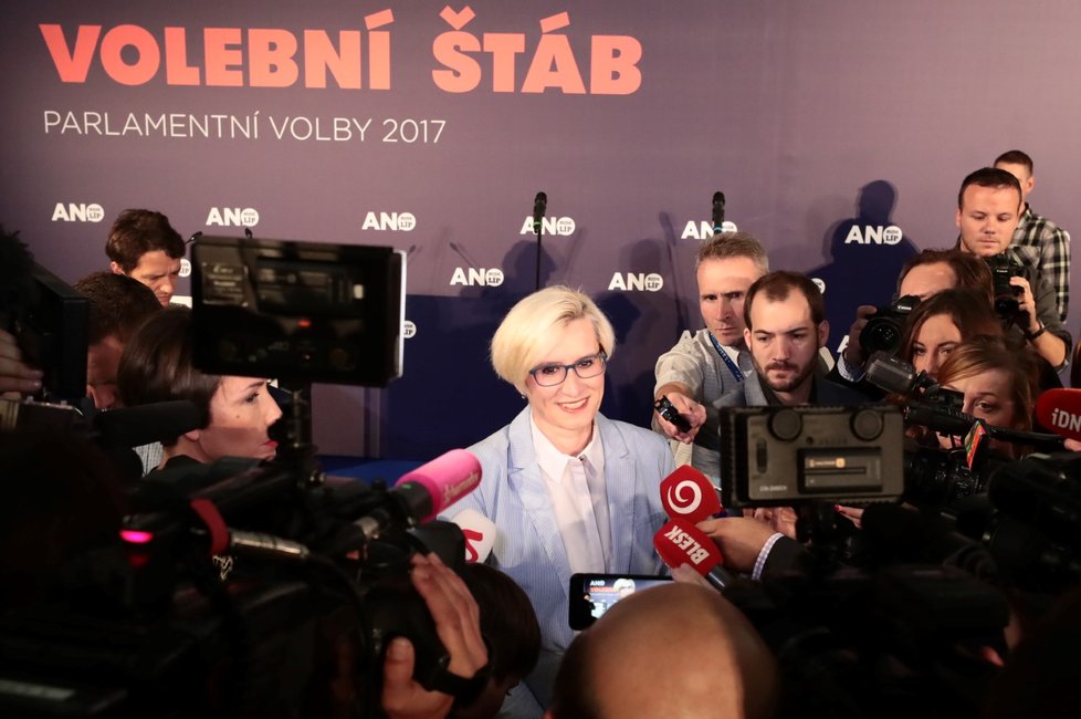 Do volebního štábu ANO dorazila ministryně Karla Šlechtová