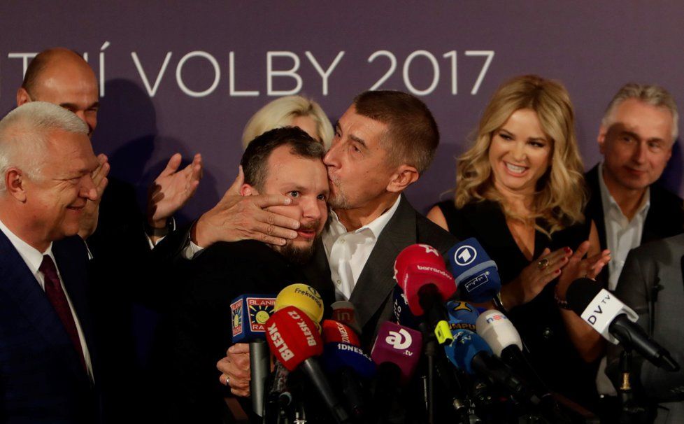 Andrej Babiš líbající Marka Prachala ve štábu ANO