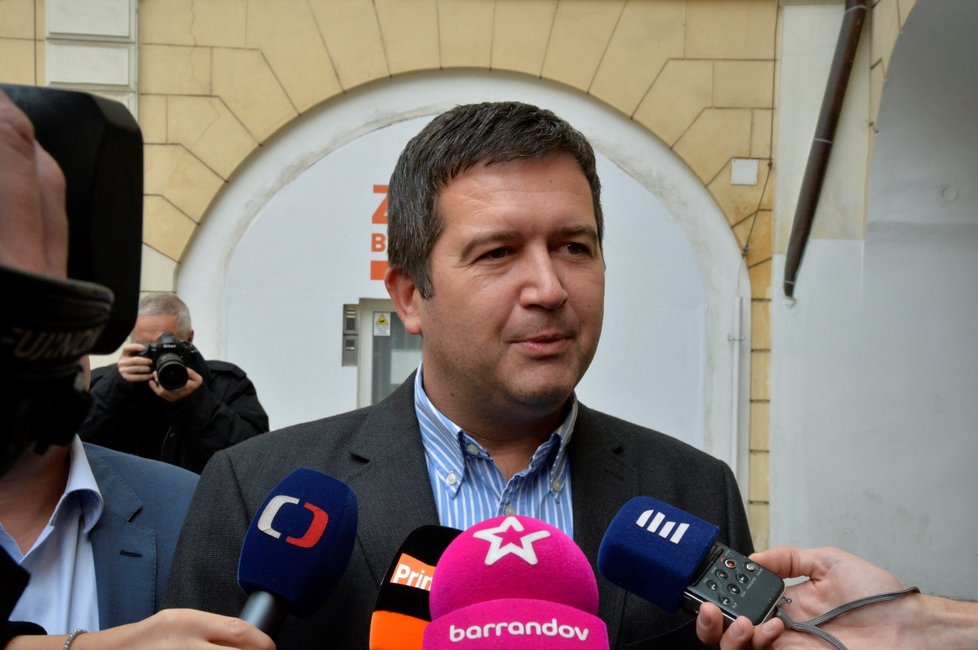 Jan Hamáček před volebním štáben ČSSD v roce 2017