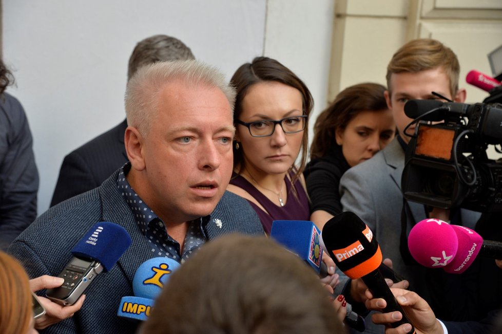 Do volebního štábu ČSSD dorazil i ministr vnitra Milan Chovanec.