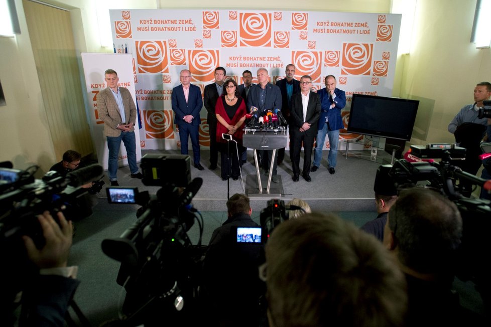 Mikoláš Klang byl vidět po boku sociálnědemokratických politiků především na tiskových konferencích. Stojí ve světlém saku úplně vlevo