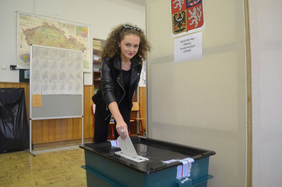 Veronika Mertová odvolila v pátek odpoledne v den svých 18.narozenin ve svém rodném Letohradě na zdejší základní škole