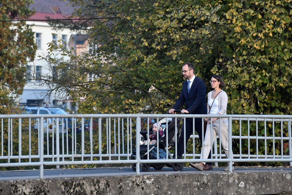 Volební lídr hnutí Starostové a nezávislí (STAN) Jan Farský s rodinou přichází 20. října v Semilech odevzdat svůj hlas ve volbách do Poslanecké sněmovny.