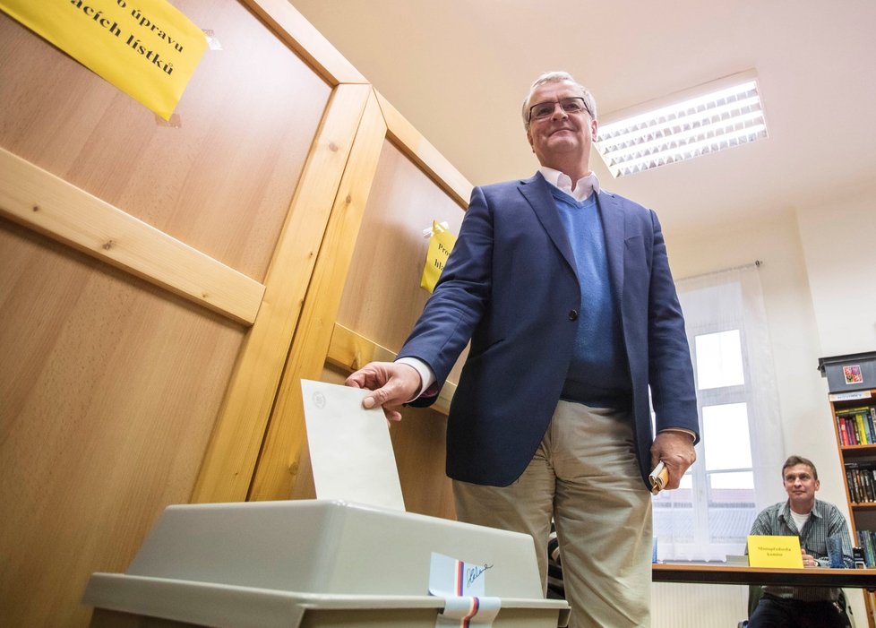 Předseda TOP 09 Miroslav Kalousek odevzdal 20. října v Bechyni svůj hlas ve volbách do Poslanecké sněmovny