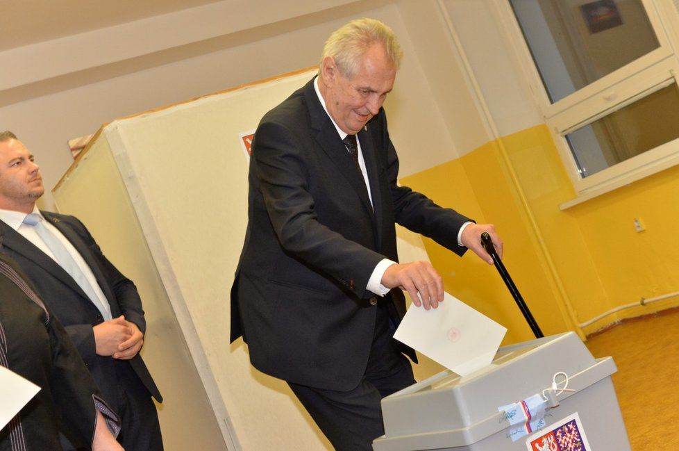 Svůj hlas v pátek večer odevzdal i prezident Miloš Zeman s manželkou