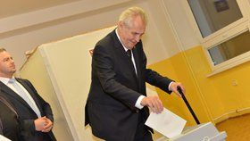 Svůj hlas v pátek večer odevzdal i prezident Miloš Zeman s manželkou