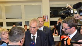 Prezident Miloš Zeman odevzdal svůj hlas v pátek večer, poté, co se vrátil z návštěvy Plzeňského kraje.