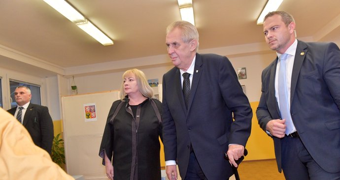 Miloš Zeman volil na Lužinách s manželkou Ivanou.