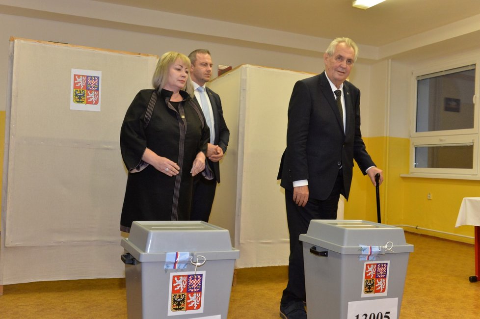 Svůj hlas v pátek večer odevzdal i prezident Miloš Zeman s manželkou